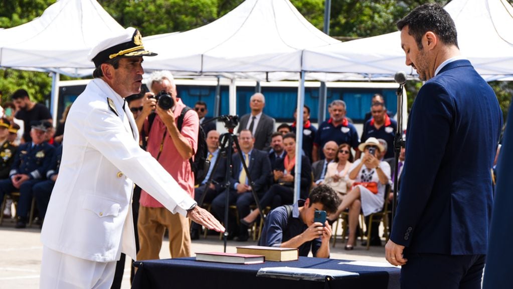 El Ministro de Defensa tomó juramento al Contraalmirante Allievi y lo puso en funciones como nuevo Jefe del Estado Mayor General de la Armada