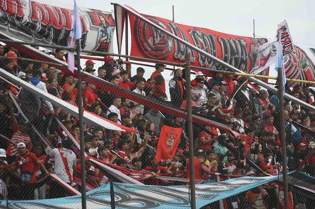 El choque entre Deportivo Maipú e Independiente tendrá un fuerte operativo de seguridad. El partido solo contará con hinchada local.
Foto: José Gutierrez / Los Andes 
