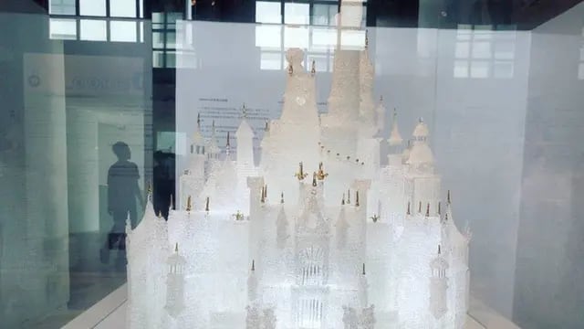 Dos niños rompieron el castillo de vidrio más grande el mundo, valorado en 64.000 dólares