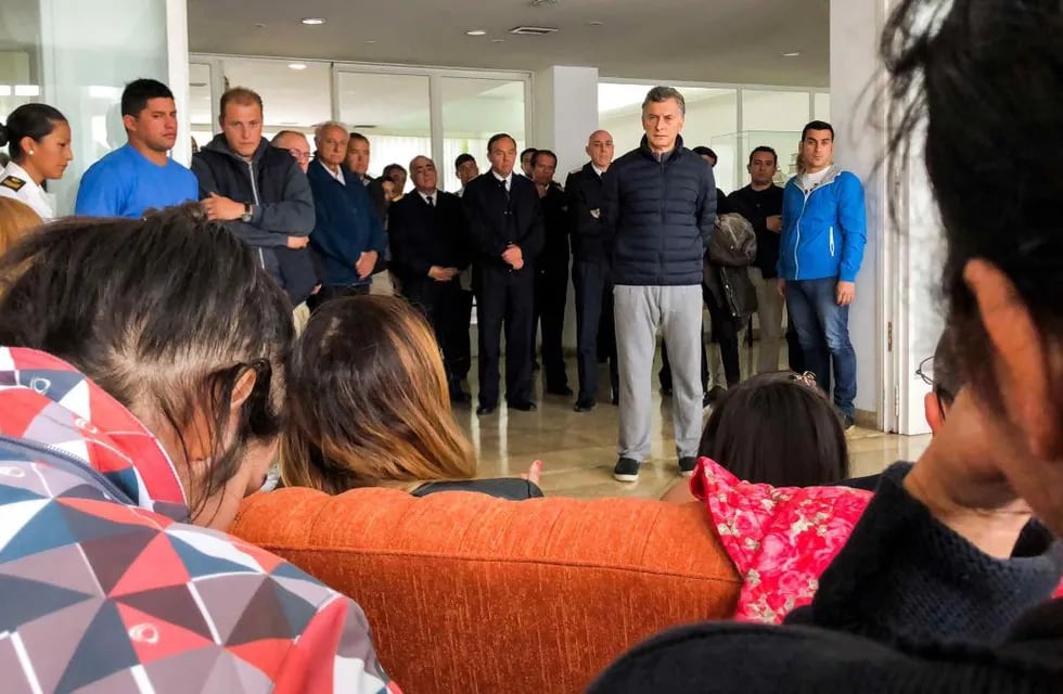 El presidente Mauricio Macri en reunión con familiares de los tripulantes del ARA San Juan en la base naval. (AP)
