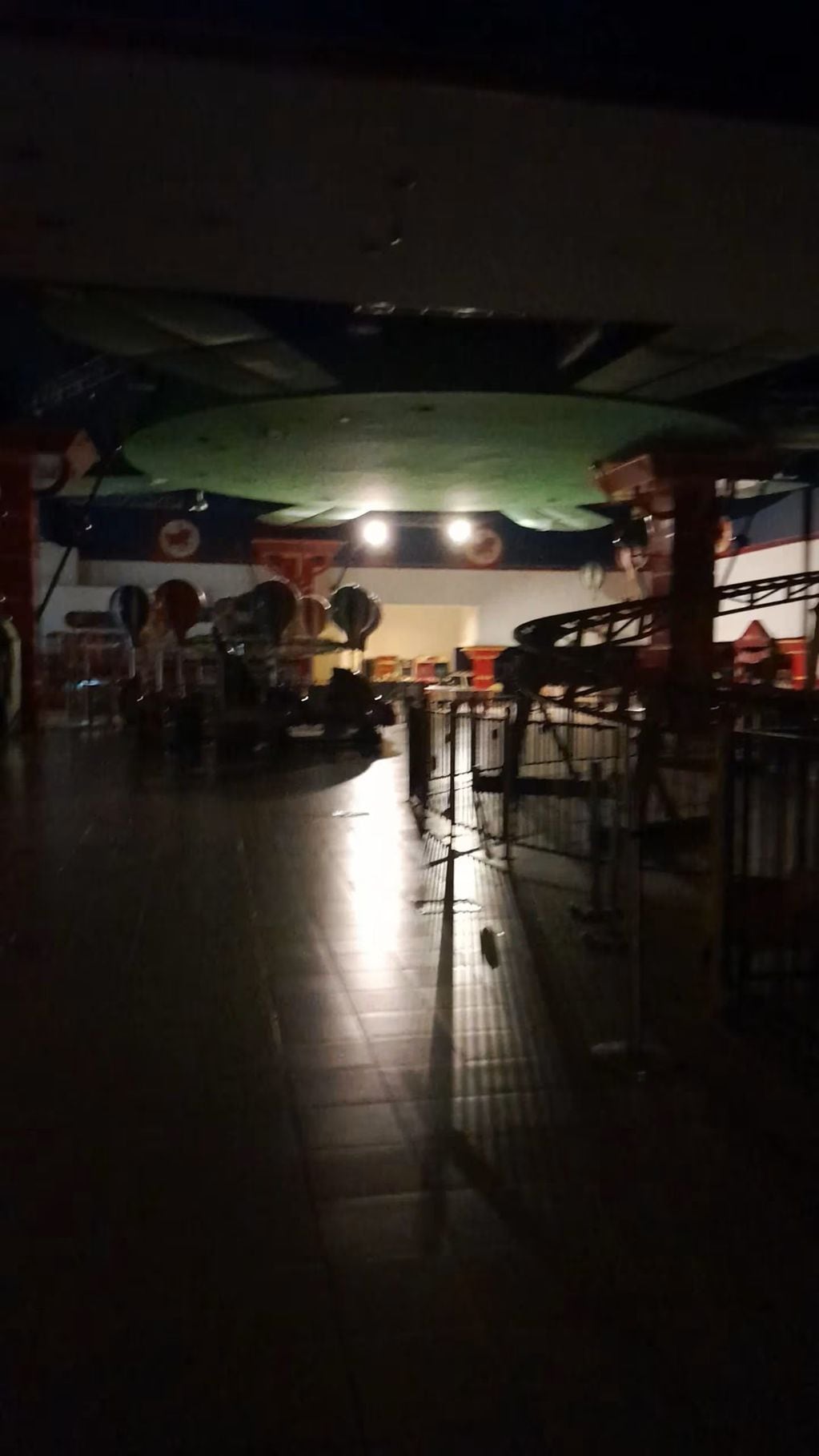 Los empleados por miedo dejan las luces prendidas durante la noche para poder ver en la apertura. Foto: Gentileza TN: