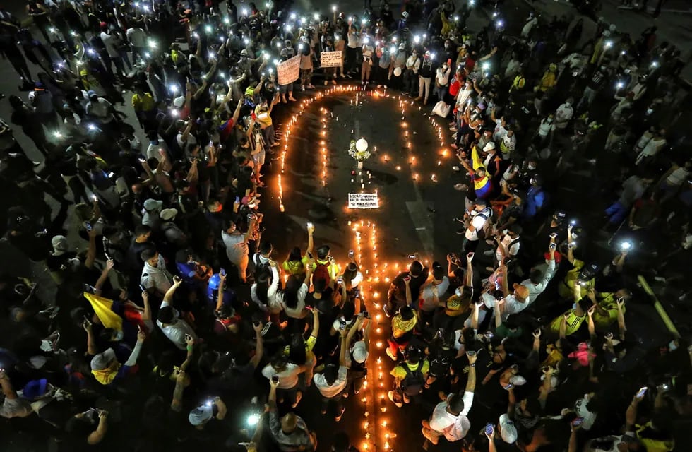 Jornada de protestas en Colombia contra un plan de reformas impositivas que ocasionaron una huelga nacional, represión y muertos a manos del ejército. (AP)