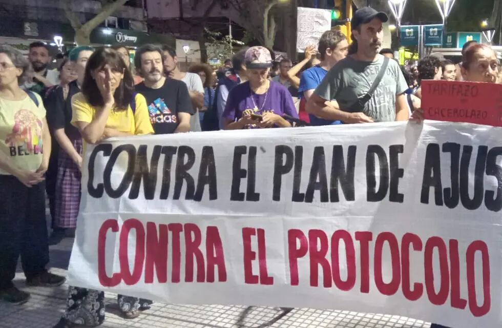 Cacerolazo en Mendoza: un grupo de personas se concentraron en el Km0 en contra del Gobierno nacional. Foto: José Gutiérrez / Los Andes