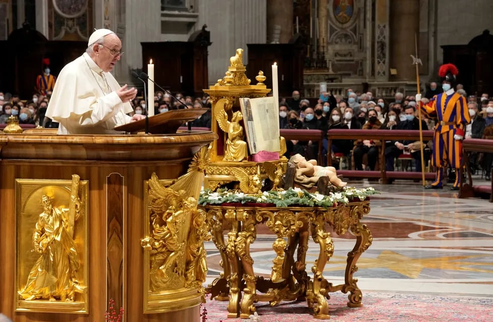 El Papa Francisco celebra la misa de vísperas de año nuevo en la Basílica de San Pedro en el Vaticano