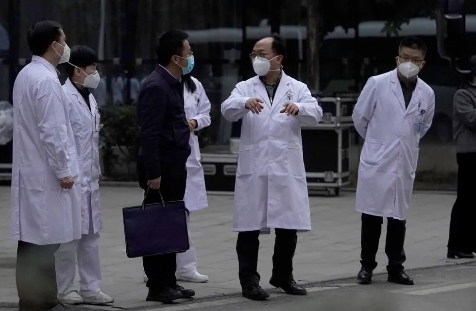 El personal médico chino reacciona cuando el equipo de la OMS se va después de su visita al Hospital de Hubei