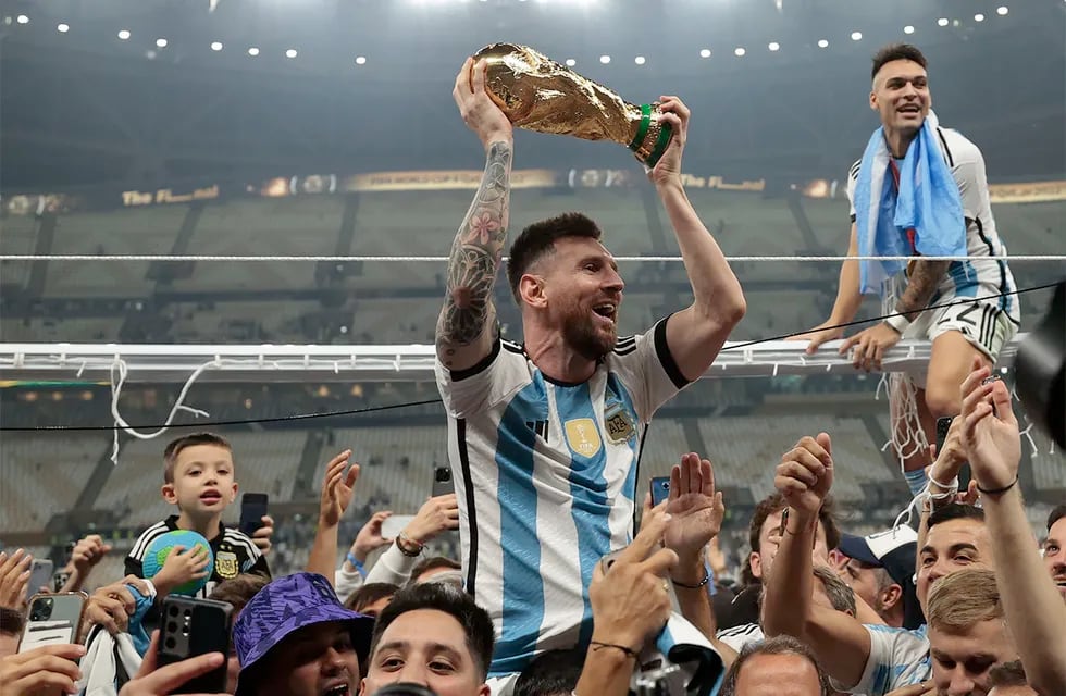 Lionel Messi de Argentina celebra hoy, tras ser campeones del mundo en la final del Mundial de Fútbol Qatar 2022 entre Argentina y Francia en el estadio de Lusail (Catar). EFE/ Juan Ignacio Roncoroni