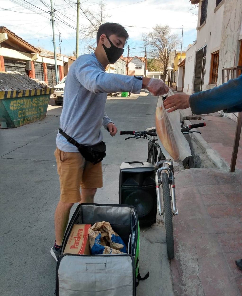 Leandro García (quien con su primo Luciano Herrera reparten pan en bici luego del robo de su modesto auto) entrega una bolsa de pan a un vecino que entiende que el joven es un verdadero ejemplo de persistencia.