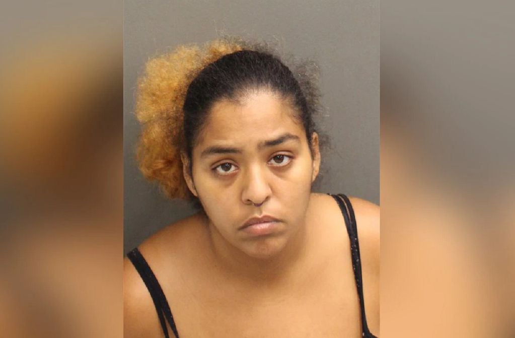 Marie Ayala, la madre del nene de 2 años que mató por accidente a su padre, quedó detenida (Oficina del Sheriff del Condado de Orange)
