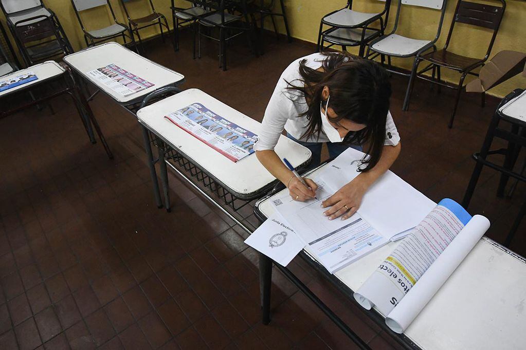 En la escuela Leandro Alem de Guaymallén, la presidenta de mesa comienza a preparar el cuarto oscuro para las respectivas elecciones.
Foto José Gutierrez