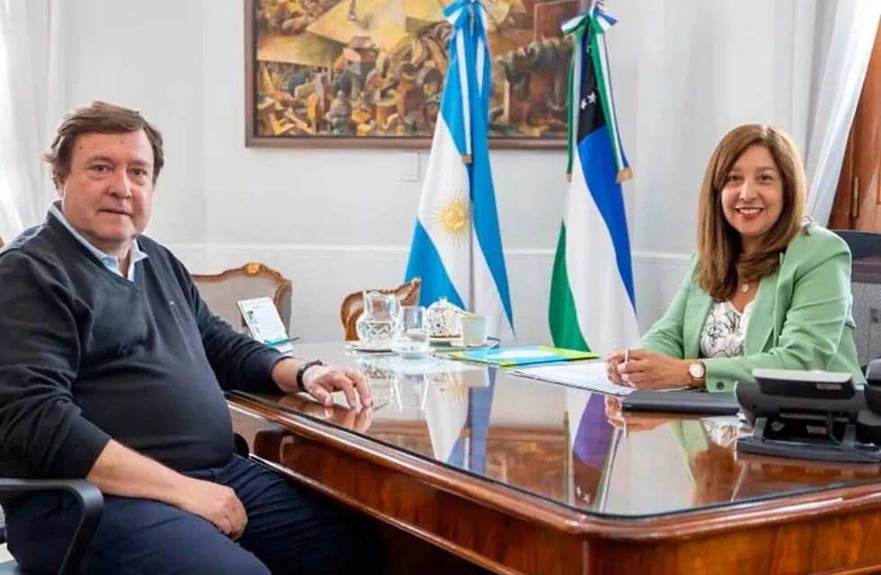 El candidato a gobernador Alberto Weretilneck y la actual mandataria, Arabela Carreras.