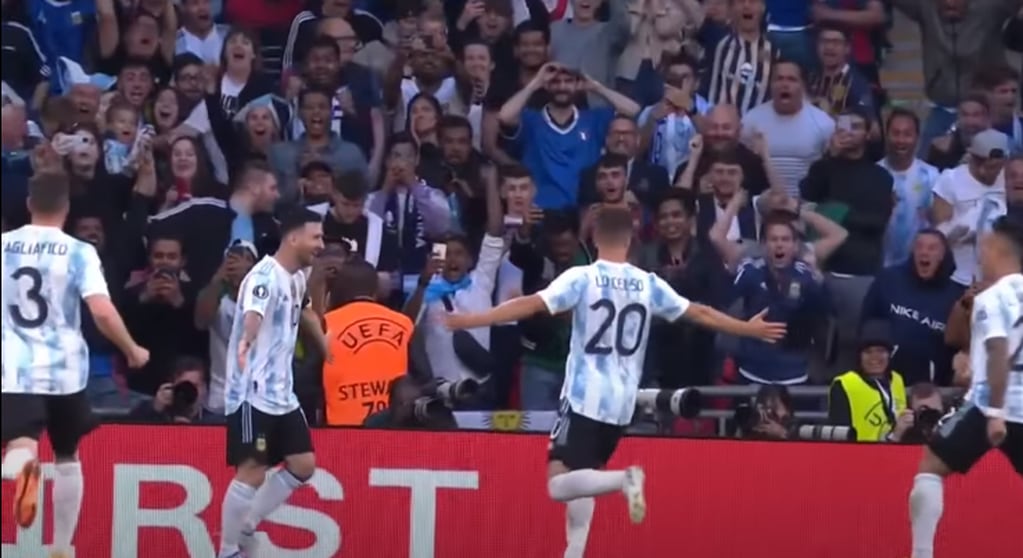 Una integrante de la seguridad del estadio de Wembley no contuvo su alegría con el primer gol argentino.