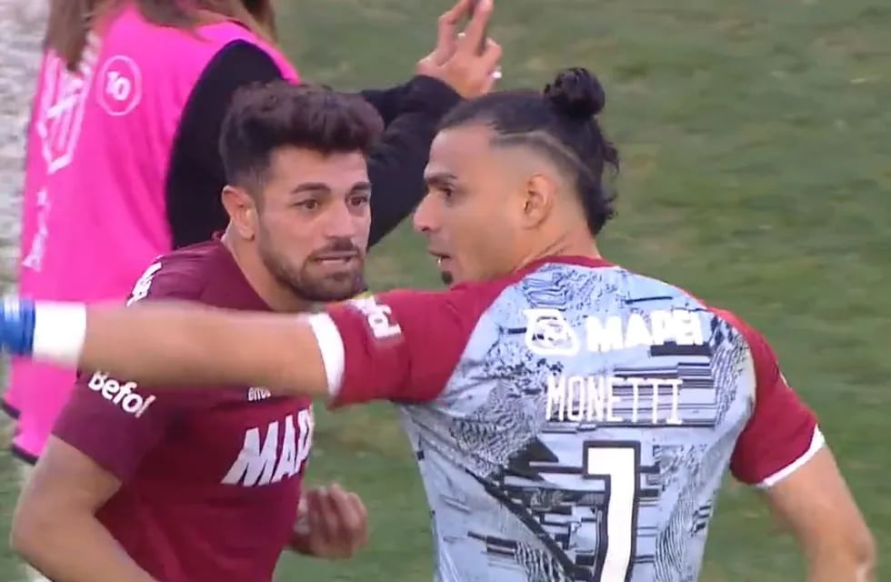 Lautaro Acosta y Fernando Monetti discutieron fuerte en el final del partido.