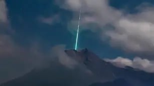 Video y fotos: captan el momento exacto en el que un meteoro cae sobre un volcán activo