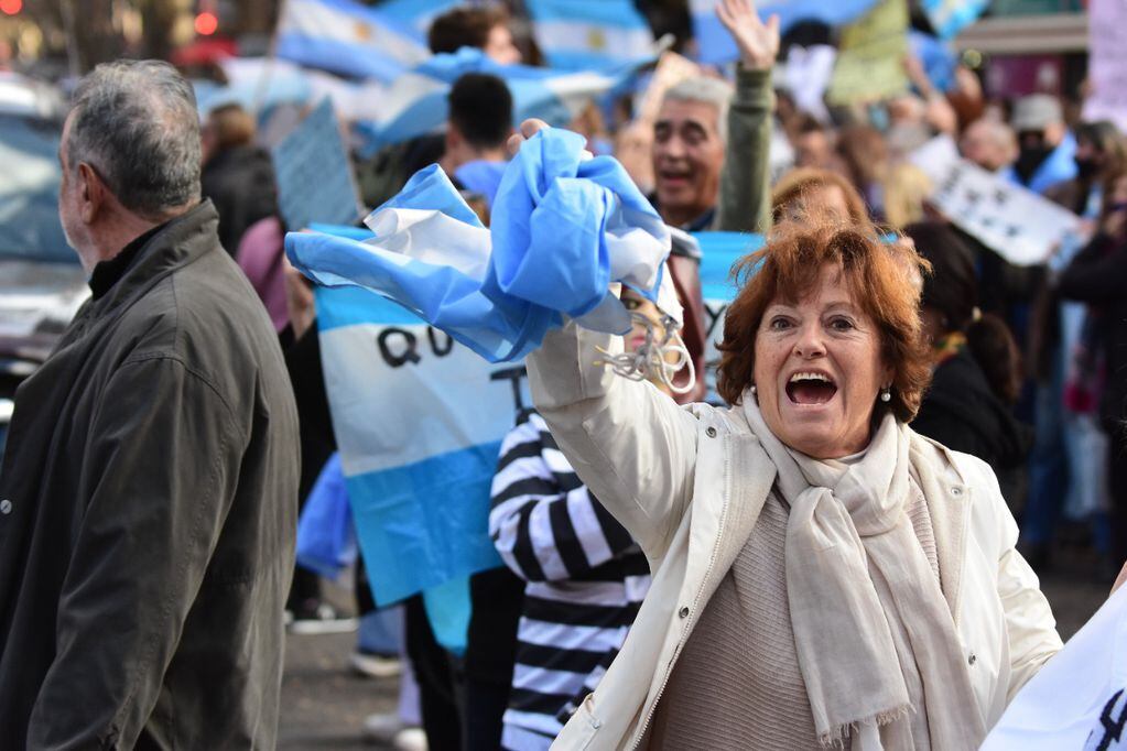 Con banderas argentinas y cantos, decenas de manifestantes se hicieron presentes en Peatonal y San Martín.