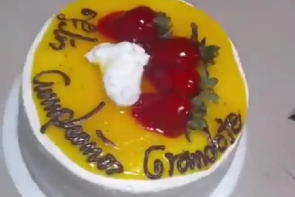 Pidió una torta de cumpleaños, el pastelero se equivocó al escribir el mensaje y el insólito error se viralizó