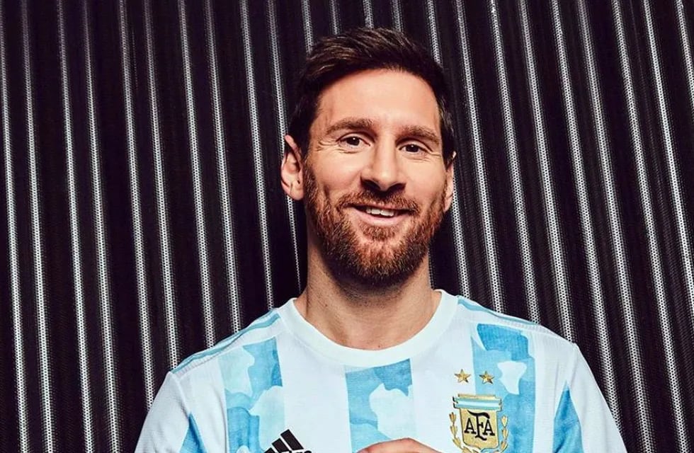Leo Messi y la nueva camiseta de la Selección Argentina de fútbol. / gentileza