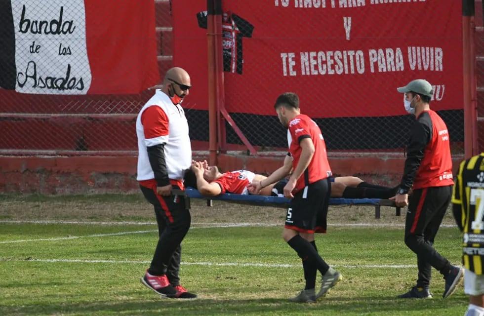 Matías Viguet sale de la cancha tras sufrir un fuerte un golpe con un compañero / José Gutiérrez (Los Andes).