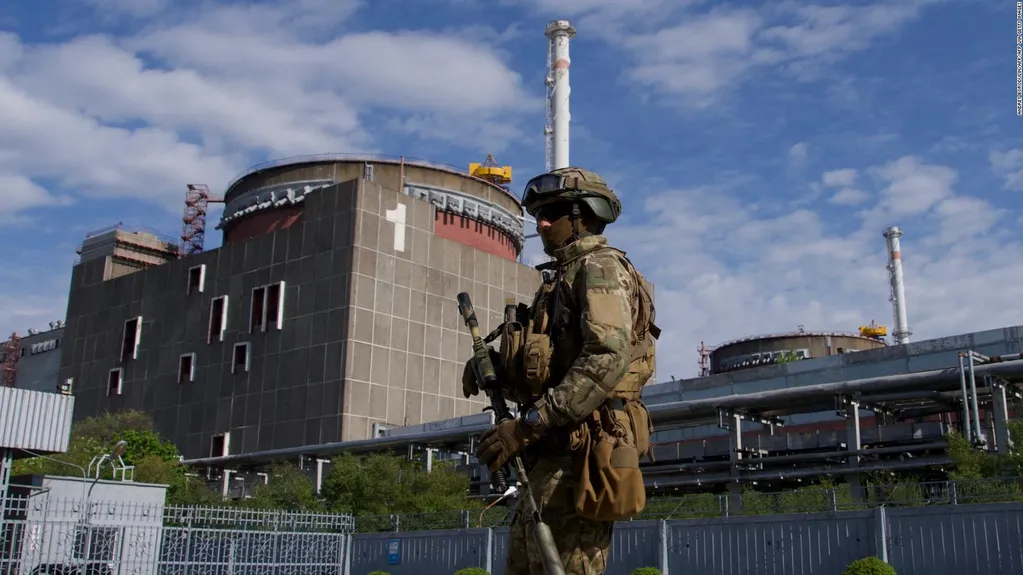 Central nuclear de Zaporiyia custodiada por un soldado ruso.