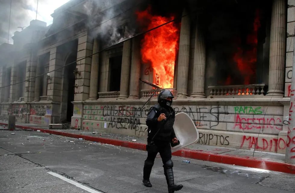 Veteranos de guerra de Guatemala incendiaron el Congreso.