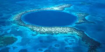 Hay varios similares en el planeta. En la foto, el Gran Agujero Azul del mar Caribe, en la costa de Belice.