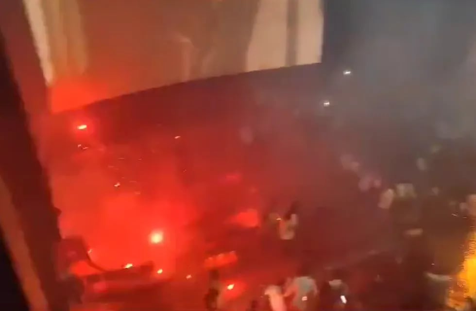 En un video difundido en redes sociales, se ve cómo los atemorizados  espectadores huyen de la sala ante la amenaza de un incendio. Foto: Captura video