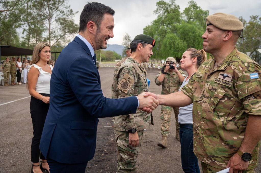 El destacamento militar que hizo cumbre en el Aconcagua recibió la visita del ministro Luis Petri. / Foto: Prensa