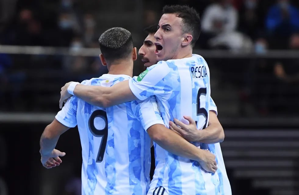 La selección argentina de futsal y un festejo ante Brasil, en el partido de semifinales. Messi festejó desde Francia.