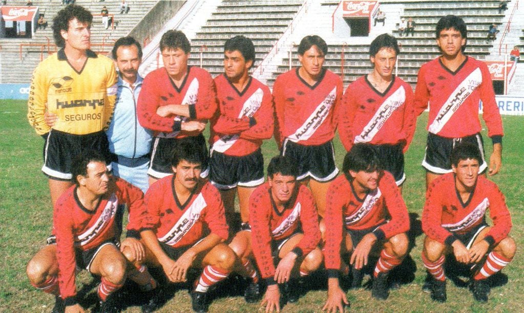 En ese equipo jugaban: Gazzaniga, Lamolla, Barrios, Franco y Funes. Agachados: Corro, Rodríguez, Escobar y Navarro.