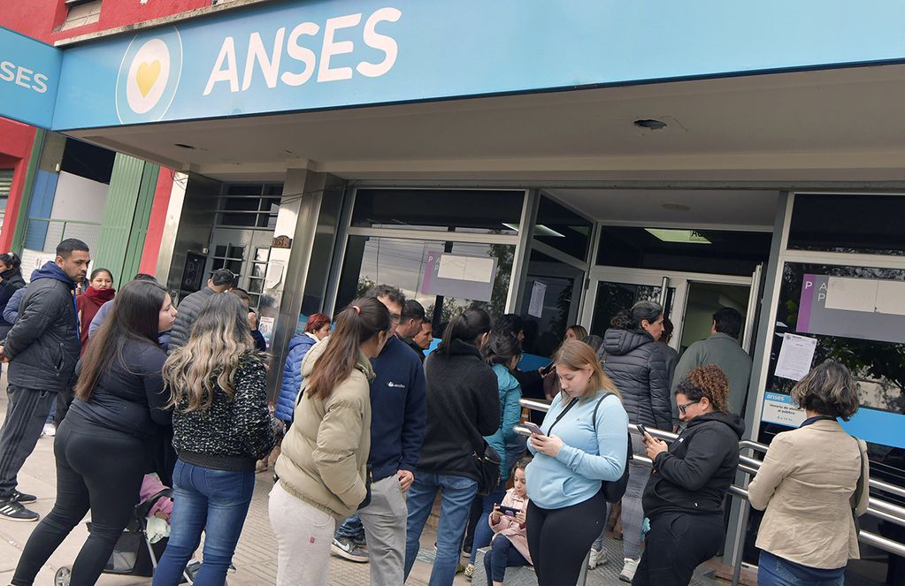 Miles de mendocinos se agolparon en las oficinas de ANSES para tramitar el Ingreso familiar de emergencia (IFE)Foto: Orlando Pelichotti