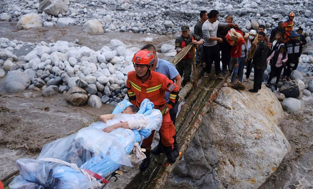 Rescatistas trasladan a los sobrevivientes a través de un río luego de un terremoto en la ciudad de Moxi del condado de Luding, en la provincia de Sichuan, suroeste de China. (AP)