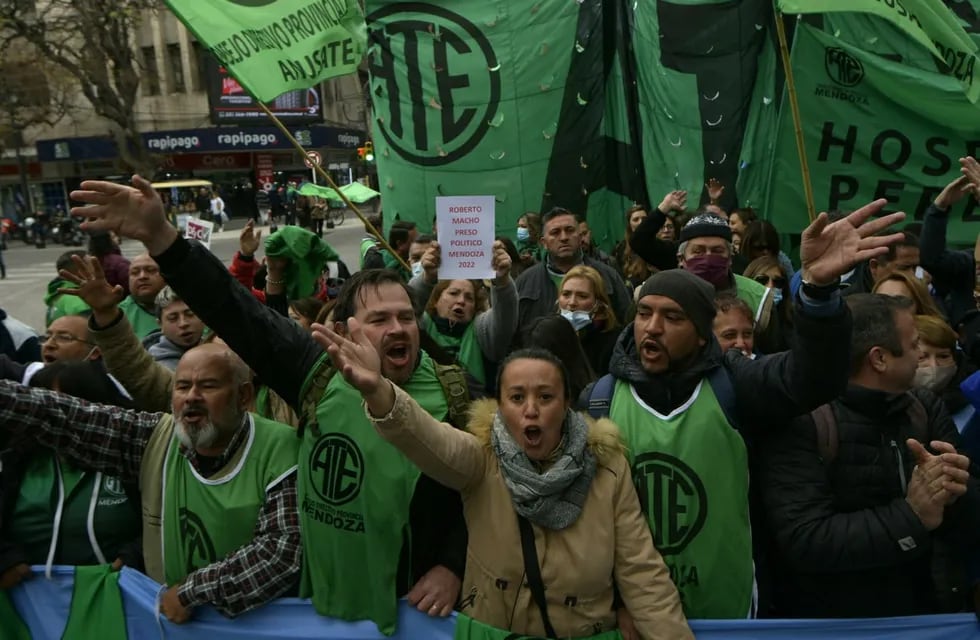 ATE marchó hacia Tribunales para exigir la liberación de Macho. (Orlando Pelichotti / Los Andes)