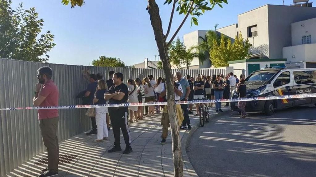 Los padres se agolparon esta mañana en las puertas del secundario, que fue rodeado por la policía, según imágenes de la televisión local. Foto: ABC de Andalucía.