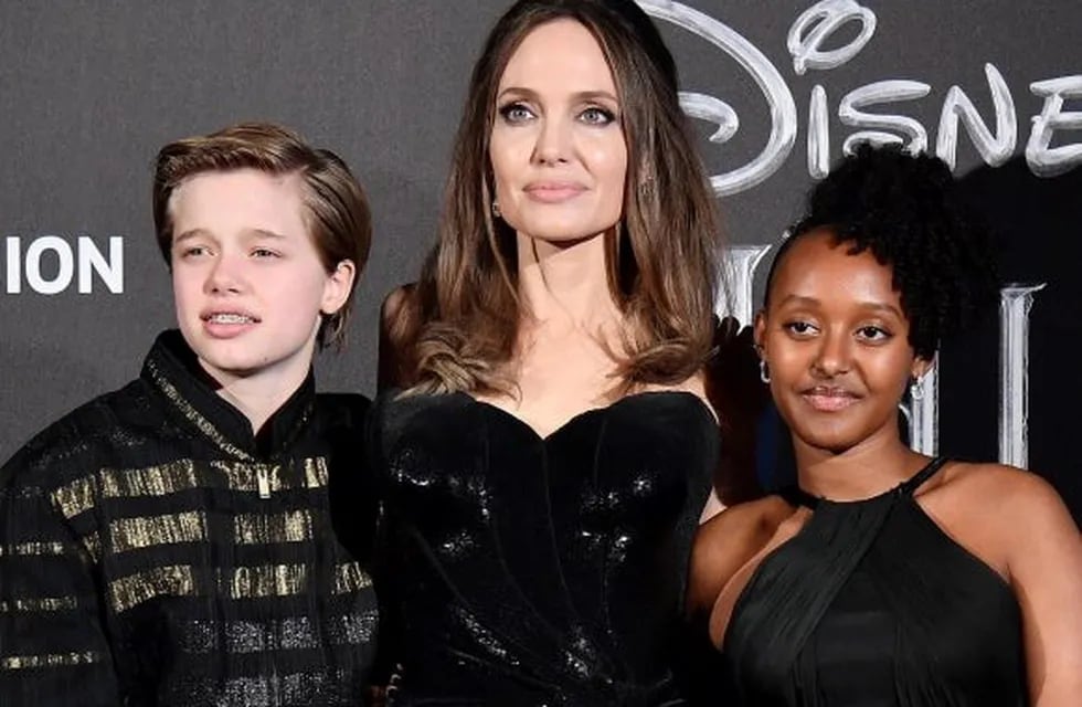 Angelina Jolie junto a dos de sus seis hijos