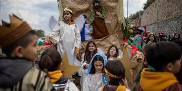 Niños árabes-israelíes disfrazados del pesebre tradicional participan del desfile de Navidad en Nazareth, Israel. (AP Photo/Ariel Schalit)