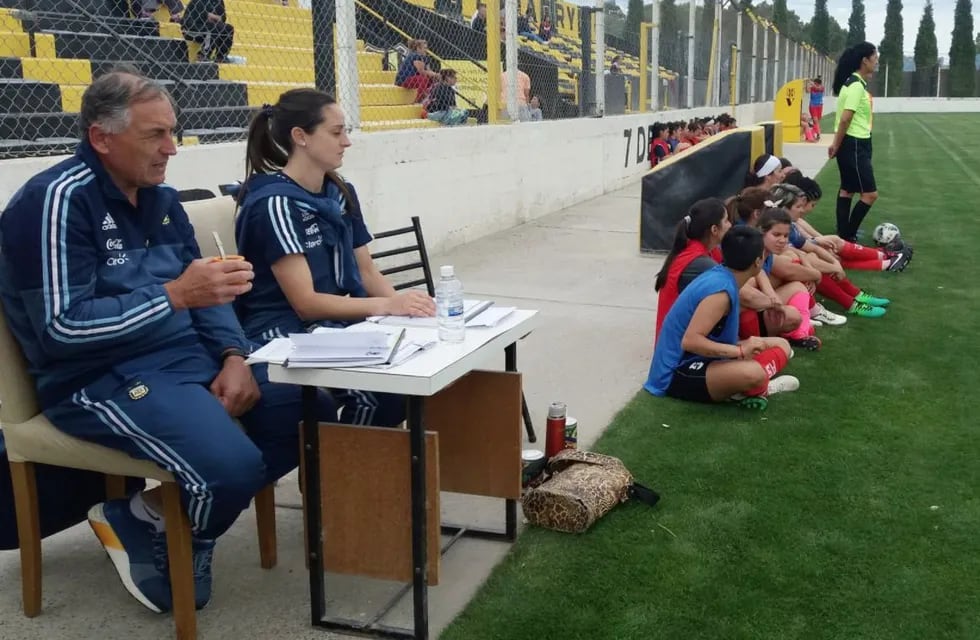 El técnico de la Selección Argentina de fútbol femenino observará a jugadoras mendocinas