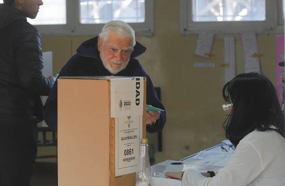 Salvador, al momento de votar, en las PASO 2023 de Mendoza. Foto: José Gutierrez / Los Andes