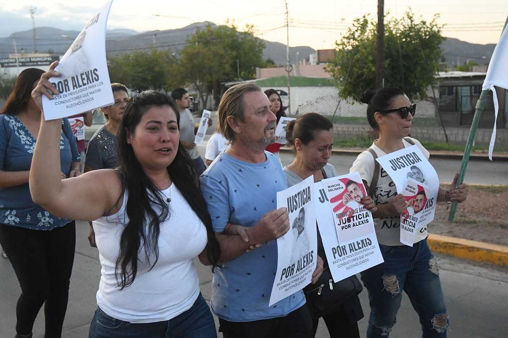 Familiares y amigos de Alexis Parlanti piden justicia tras la liberación del conductor de la Ford Ranger. - Foto: José Gutierrez / Los Andes 