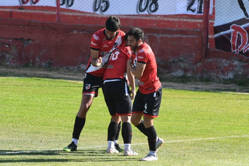 Santiago González marcó el primer tanto y sus compañeros festejan junto a él. / Mariana Villa( Los Andes).