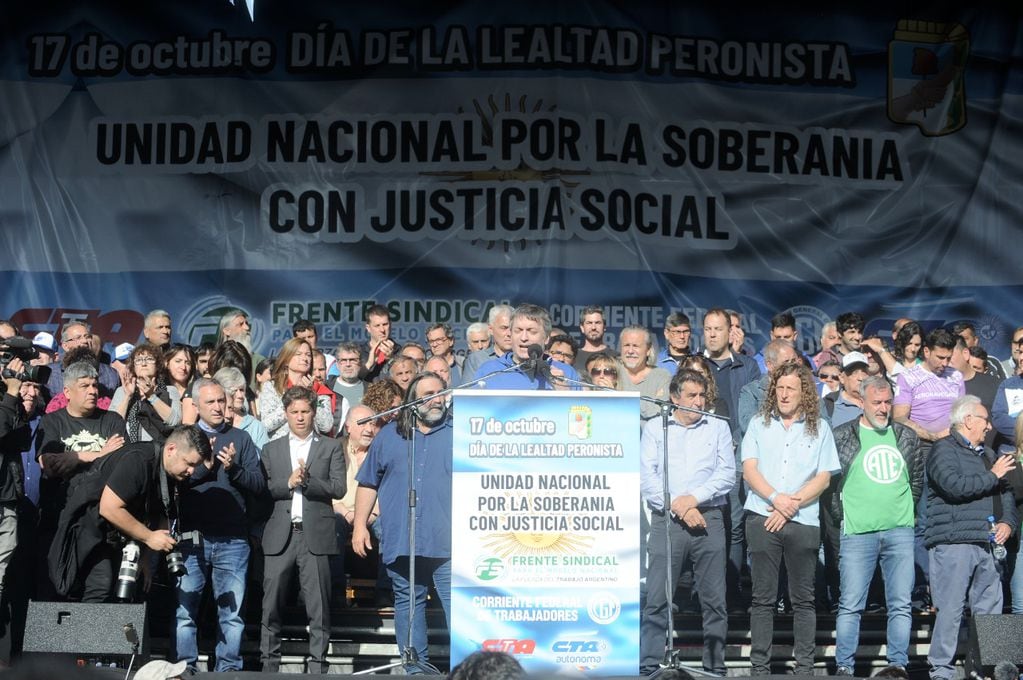 Máximo Kirchner pronunció un discurso crítico, acompañado por el moyanismo, las CTA, La Cámpora y otros grupos kirchneristas. Clarín.