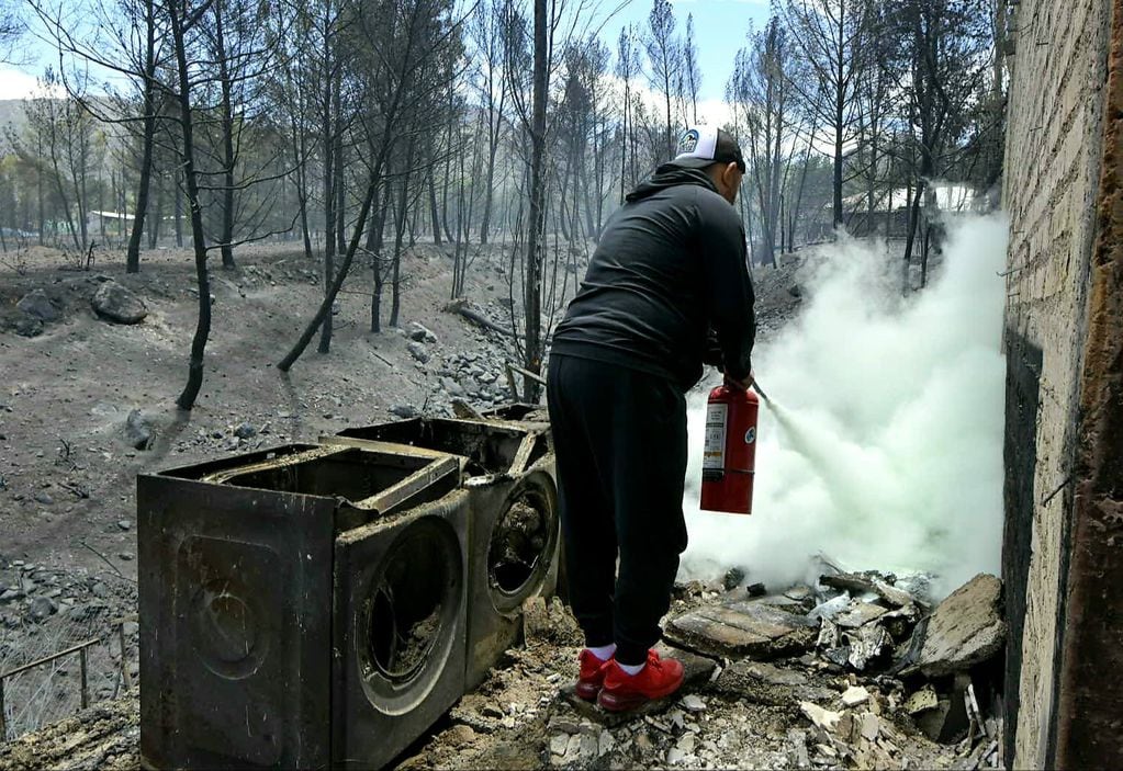 Incendio en el piedemonte de Lujan por el viento Zonda. Orlando Pelichotti / Los Andes