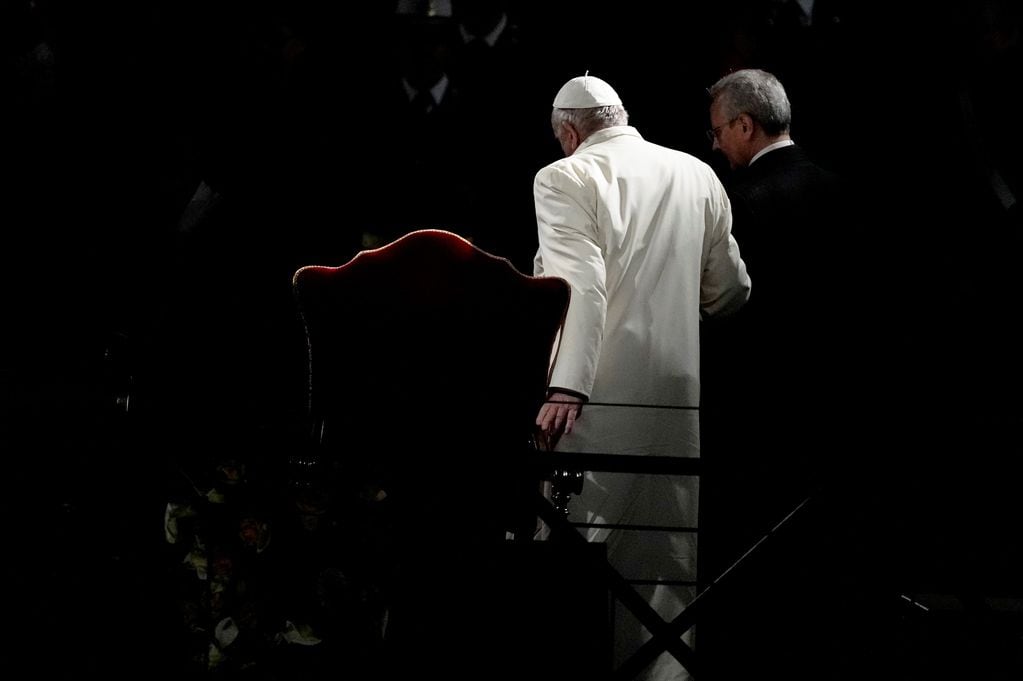 El Papa Francisco debió ser asistido durante las celebraciones de Viernes Santo. Foto: AP