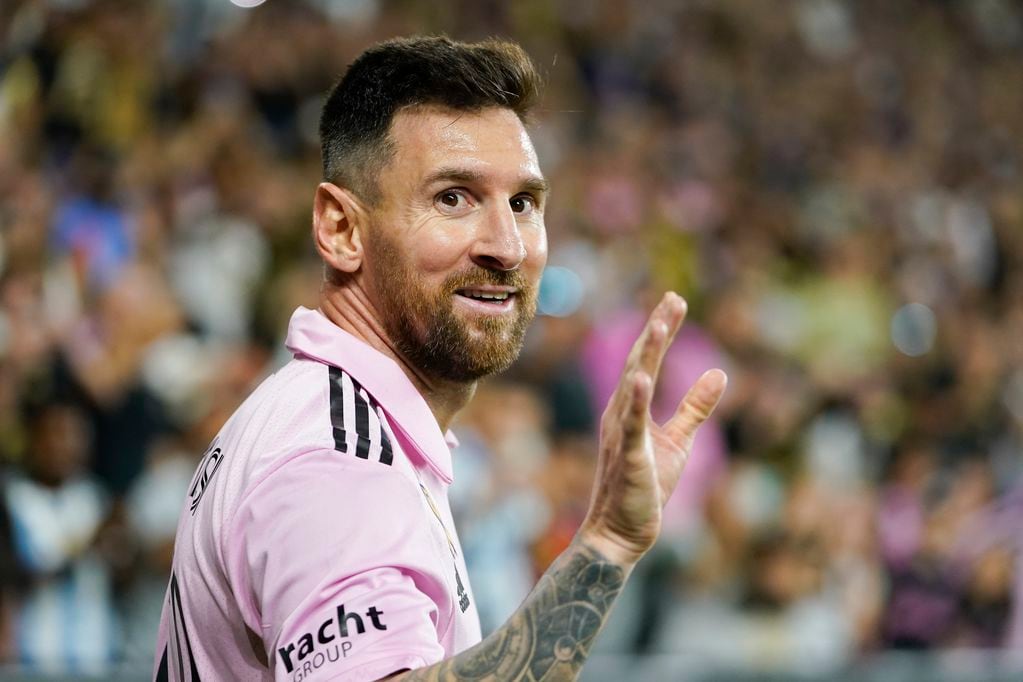 Lionel Messi saluda al público durante el partido entre Inter Miami y Los Ángeles FC, el domingo 3 de septiembre de 2023, en Los Ángeles. (AP Foto/Ryan Sun)