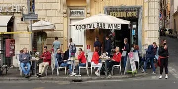 Los bares de Roma, con mesas en las veredas, comenzaron a llenarse nuevamente después de sufrir una caída abrupta de la actividad por la pandemia de Covid-19.