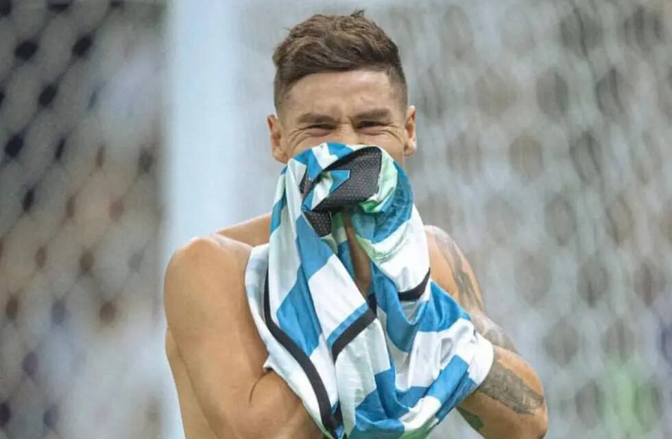 Gonzalo Montiel y la emoción absoluta tras anotar el penal más importante en la historia del fútbol argentino. (AFA)
