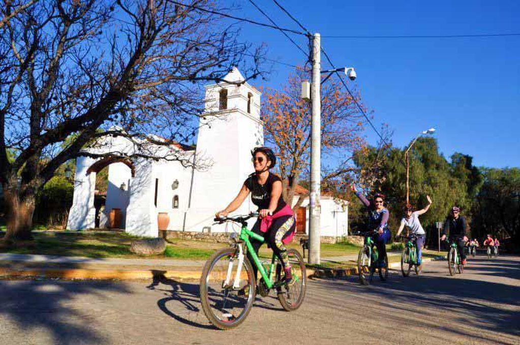 En Villa Merlo existen bicisendas y ciclovías que parten de la ciudad y nos invitan a reconectar con la libertad y disfrutar del viento en la cara. 