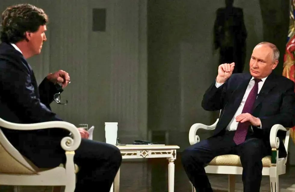 Vladimir Putin junto a Tucker Carlson durante la entrevista (captura de pantalla)