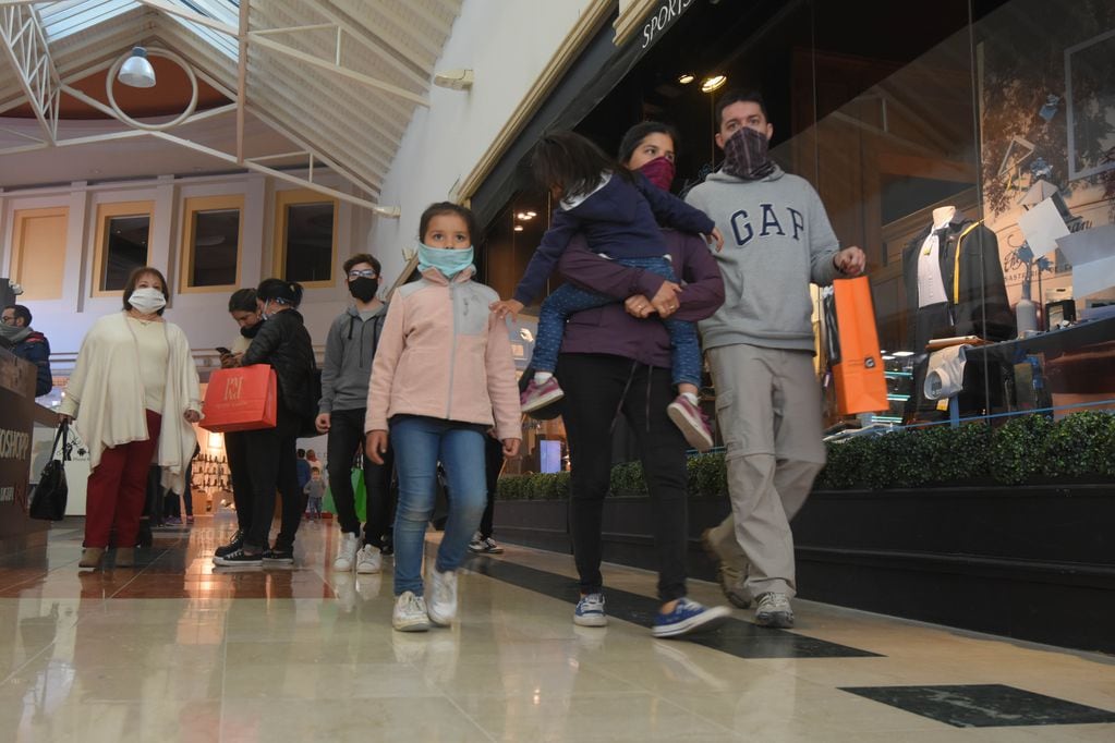 Palmares Open Mall. La gente pasea con bolsas por el shopping.
