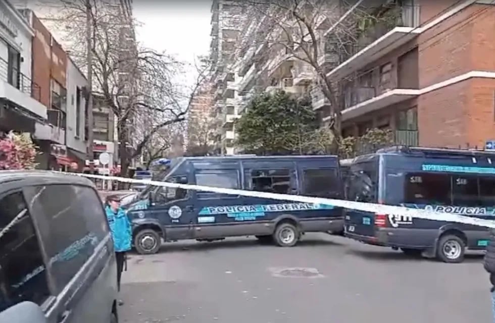 Palermo: dos motochorros le robaron la camioneta a un diplomático turco y uno murió tras un enfrentamiento a tiros con la policía  - TN