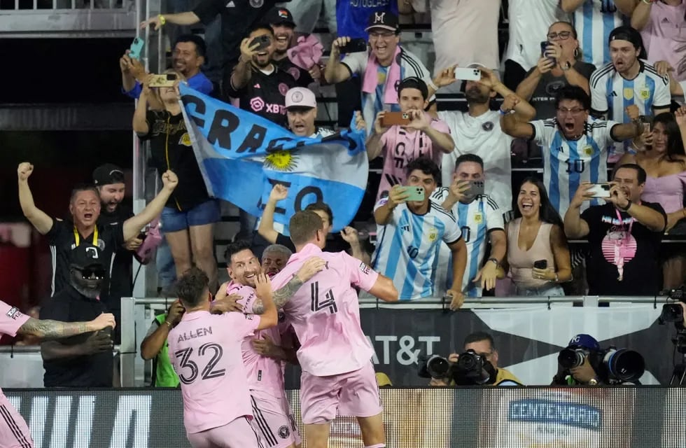 Leo Messi metió un golazo y lo festejó con los hinchas. (AP)