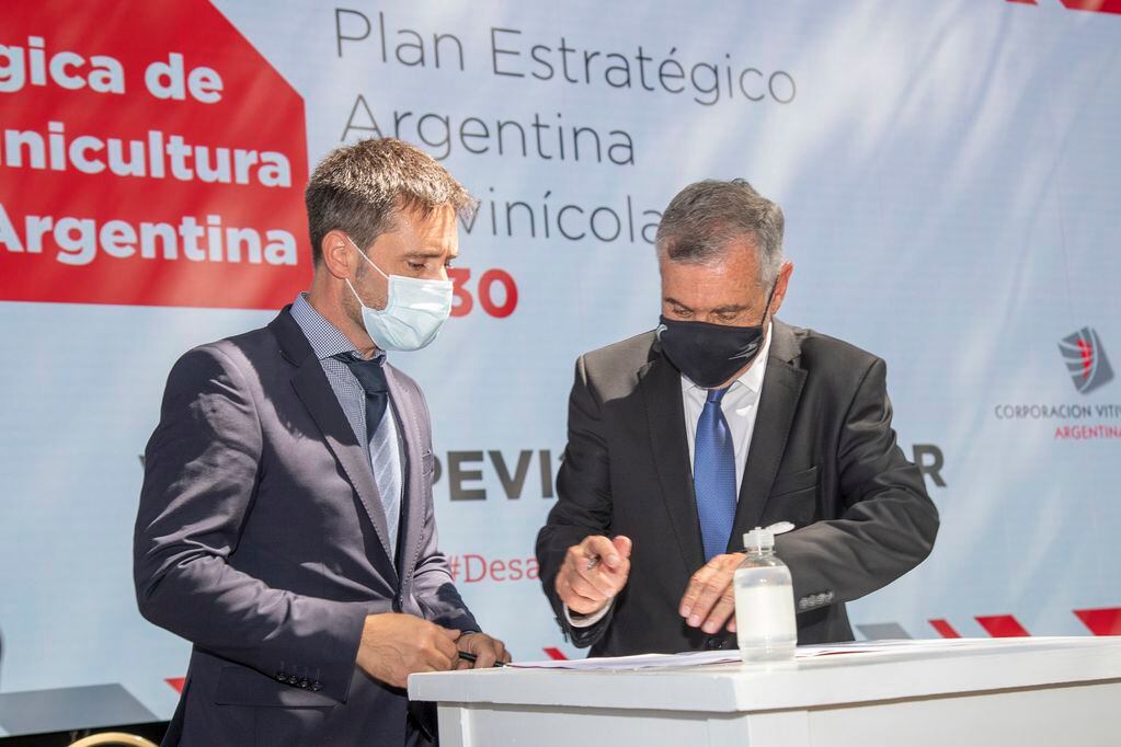 Ignacio Lamothe, secretario general del CFI, firma el convenio con José Zuccardi, presidente de COVIAR.